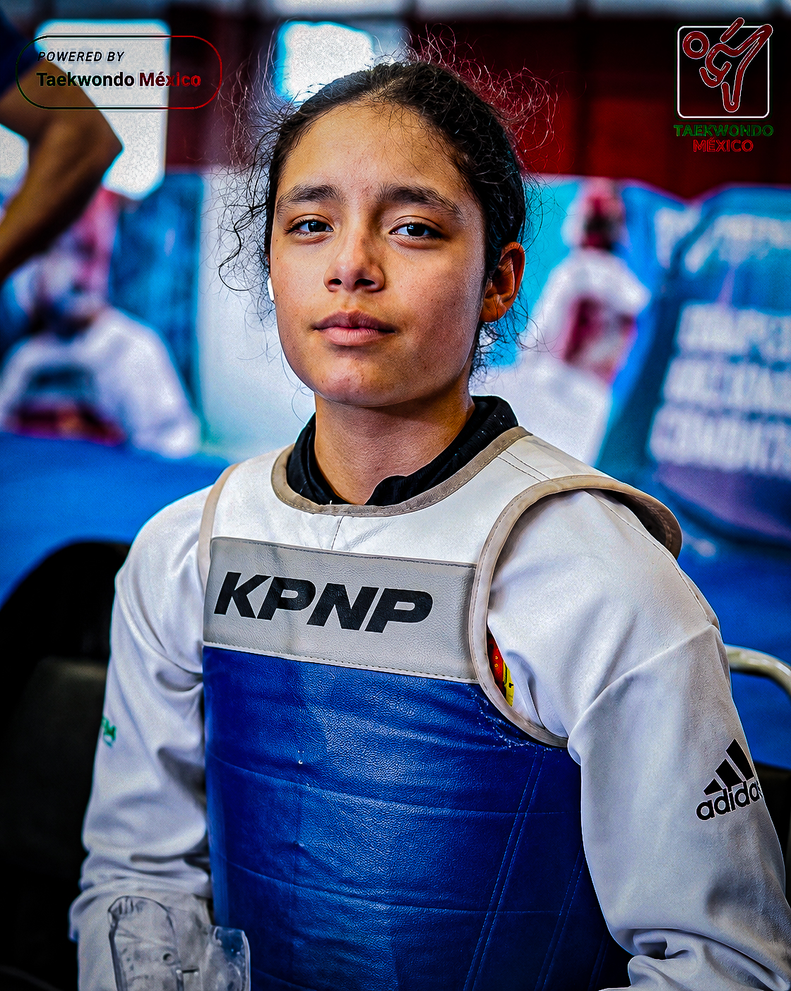 Aline Saraí Herrera Martínez con uniforme de taekwondo