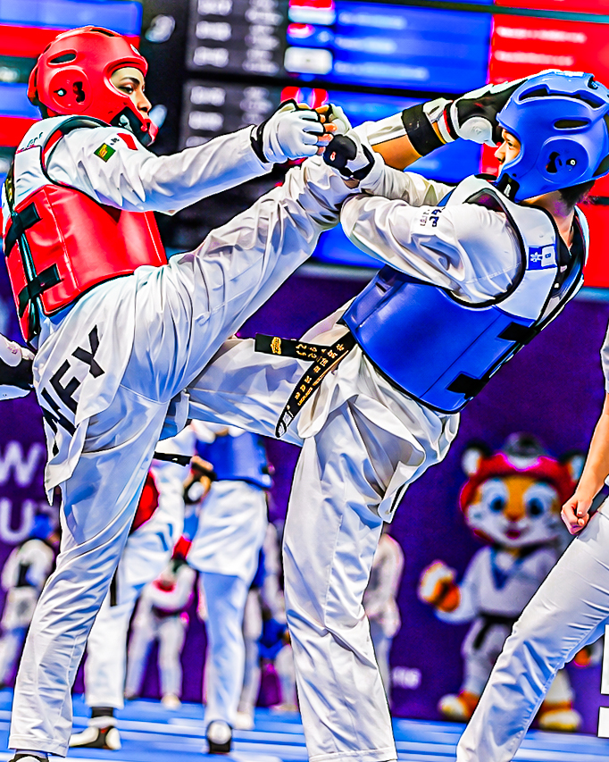 Aline Saraí Herrera Martínez durante un combate de taekwondo